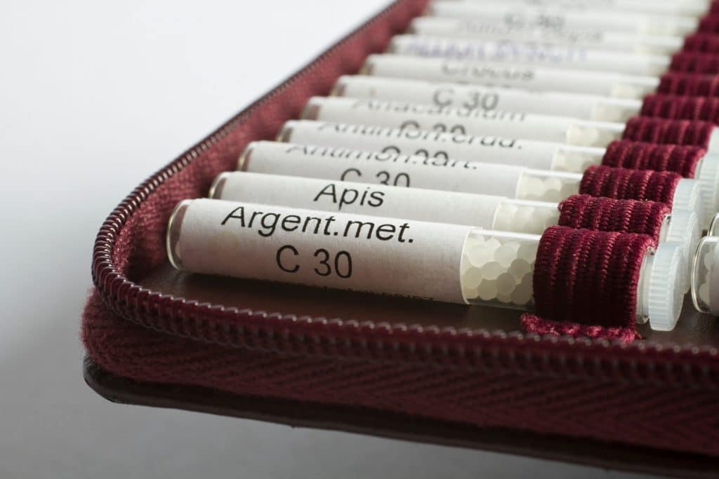 viele homöopathische Globuli, die von Hebammen verwendet werden